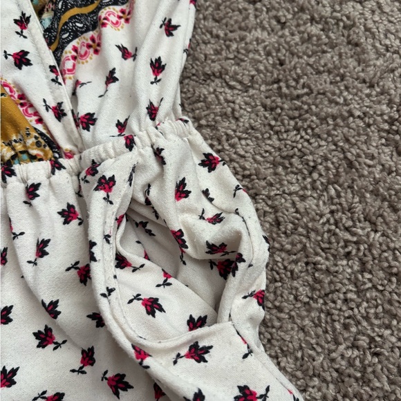 🎁 Xhilaration Multicolor Floral Romper - Picture 2 of 4